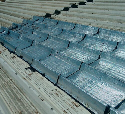 Aplicação de manta asfáltica em galpões industriais